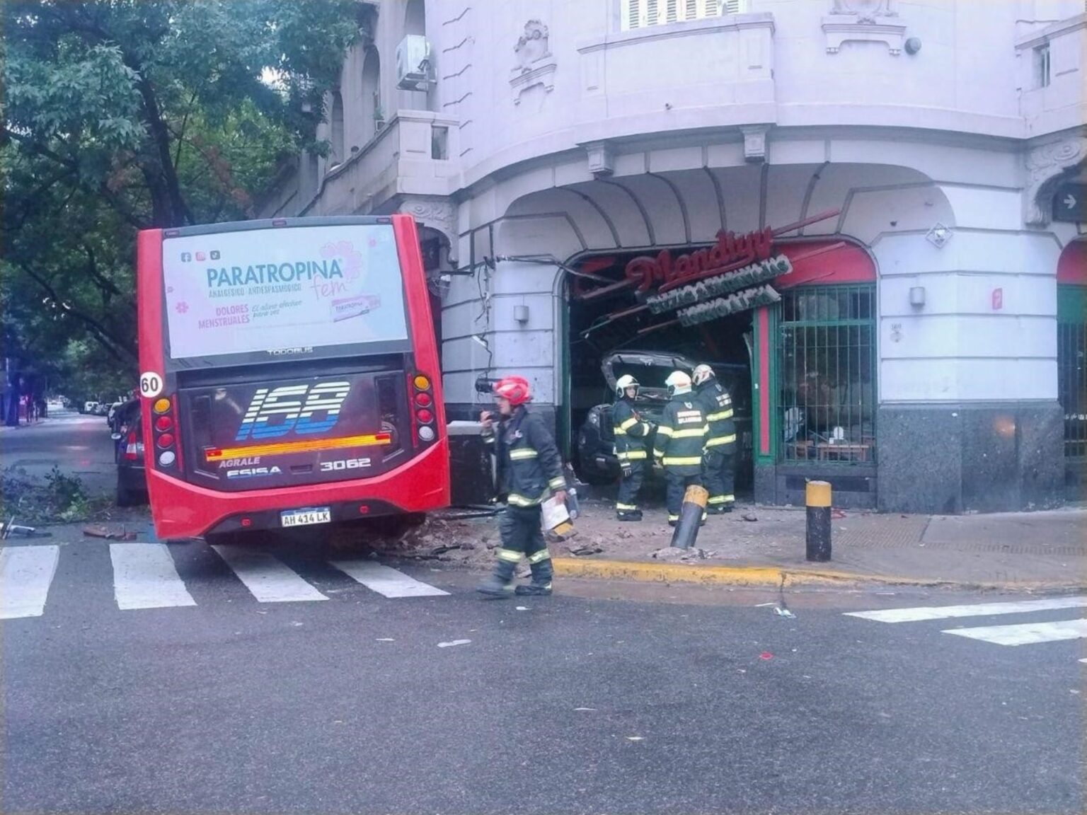 Violento choque en Constitución: un colectivo se subió a la vereda y un patrullero quedó incrustado en una pizzería | FM Avenida