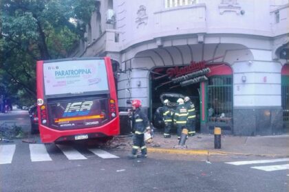 Violento choque en Constitución: un colectivo se subió a la vereda y un patrullero quedó incrustado en una pizzería | FM Avenida