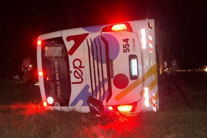 "El chofer dijo que un camión encerró el micro y por eso volcó" | FM Avenida