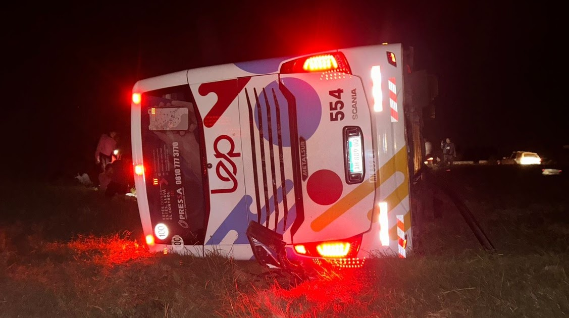 "El chofer dijo que un camión encerró el micro y por eso volcó" | FM Avenida