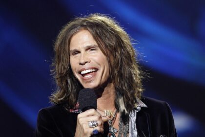"Esconder pastillas": la hija de Steven Tyler revela la oscura razón por la que el cantante de Aerosmith usaba pañuelos en el pie del micrófono | FM Avenida