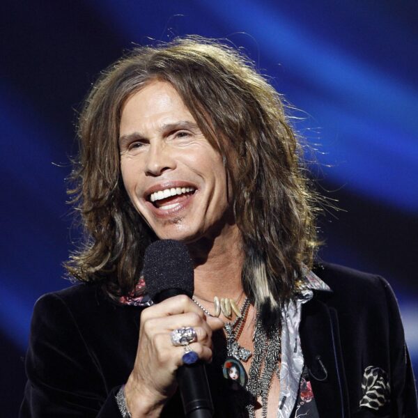 "Esconder pastillas": la hija de Steven Tyler revela la oscura razón por la que el cantante de Aerosmith usaba pañuelos en el pie del micrófono | FM Avenida