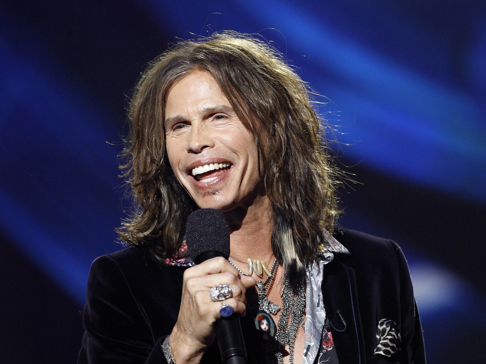 "Esconder pastillas": la hija de Steven Tyler revela la oscura razón por la que el cantante de Aerosmith usaba pañuelos en el pie del micrófono | FM Avenida