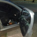 Delincuentes estallaron el vidrio de un auto estacionado y robaron una conservadora, reposeras y un celular