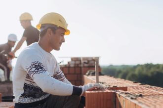 ¿Cuánto gana un albañil en Texas? Salario por hora y demanda laboral en abril de 2026 | FM Avenida