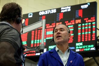 A contramano de la región, los bonos argentinos siguen en verde y el riesgo país baja otro escalón y el dólar cede a $ 1.385 | FM Avenida