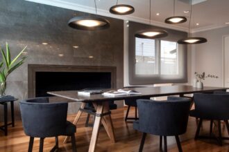 Adiós para siempre a la mesa del comedor: la nueva tendencia que la reemplaza | FM Avenida