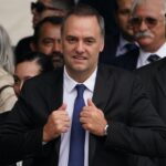 “Adorni es un piojo resucitado": el biógrafo de Milei volvió a la carga y pidió que el jefe de Gabinete deje el cargo | FM Avenida