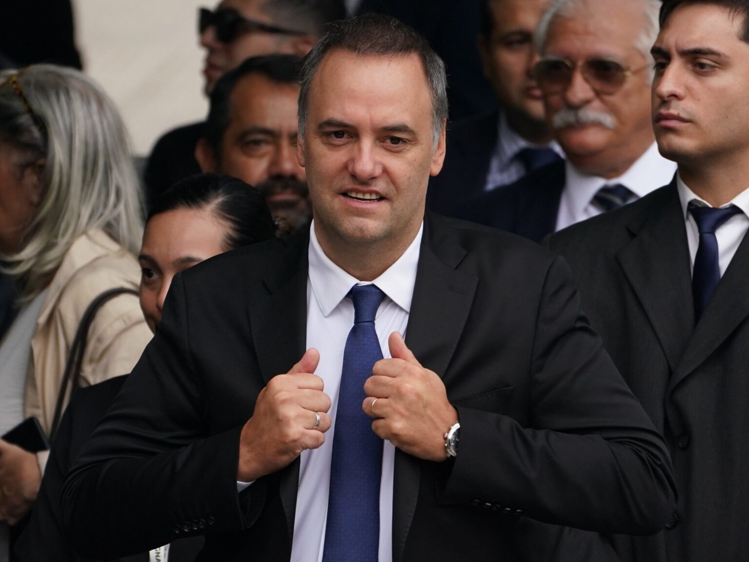 “Adorni es un piojo resucitado": el biógrafo de Milei volvió a la carga y pidió que el jefe de Gabinete deje el cargo | FM Avenida