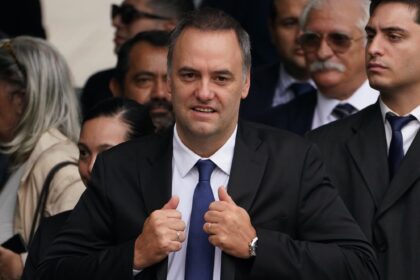 “Adorni es un piojo resucitado": el biógrafo de Milei volvió a la carga y pidió que el jefe de Gabinete deje el cargo | FM Avenida