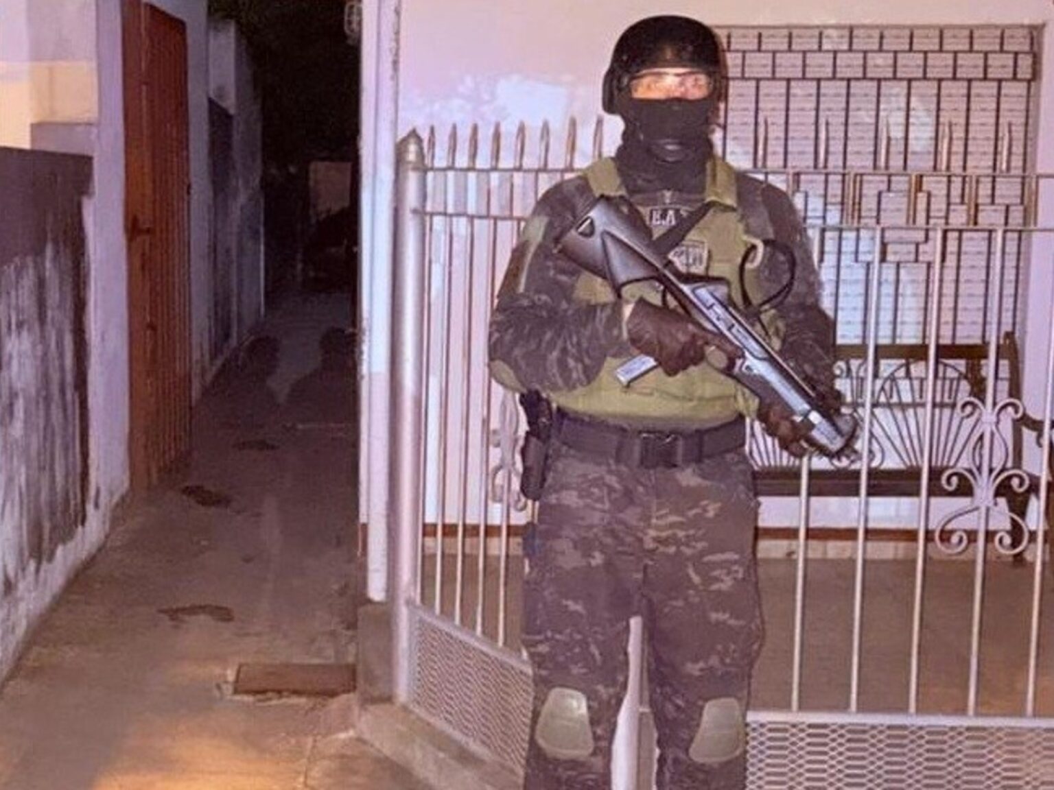 Allanan dos casas, pero encuentran cocaína y marihuana en el lugar menos pensado: en el asiento de bebé del auto | FM Avenida