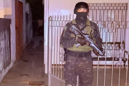 Allanan dos casas, pero encuentran cocaína y marihuana en el lugar menos pensado: en el asiento de bebé del auto | FM Avenida