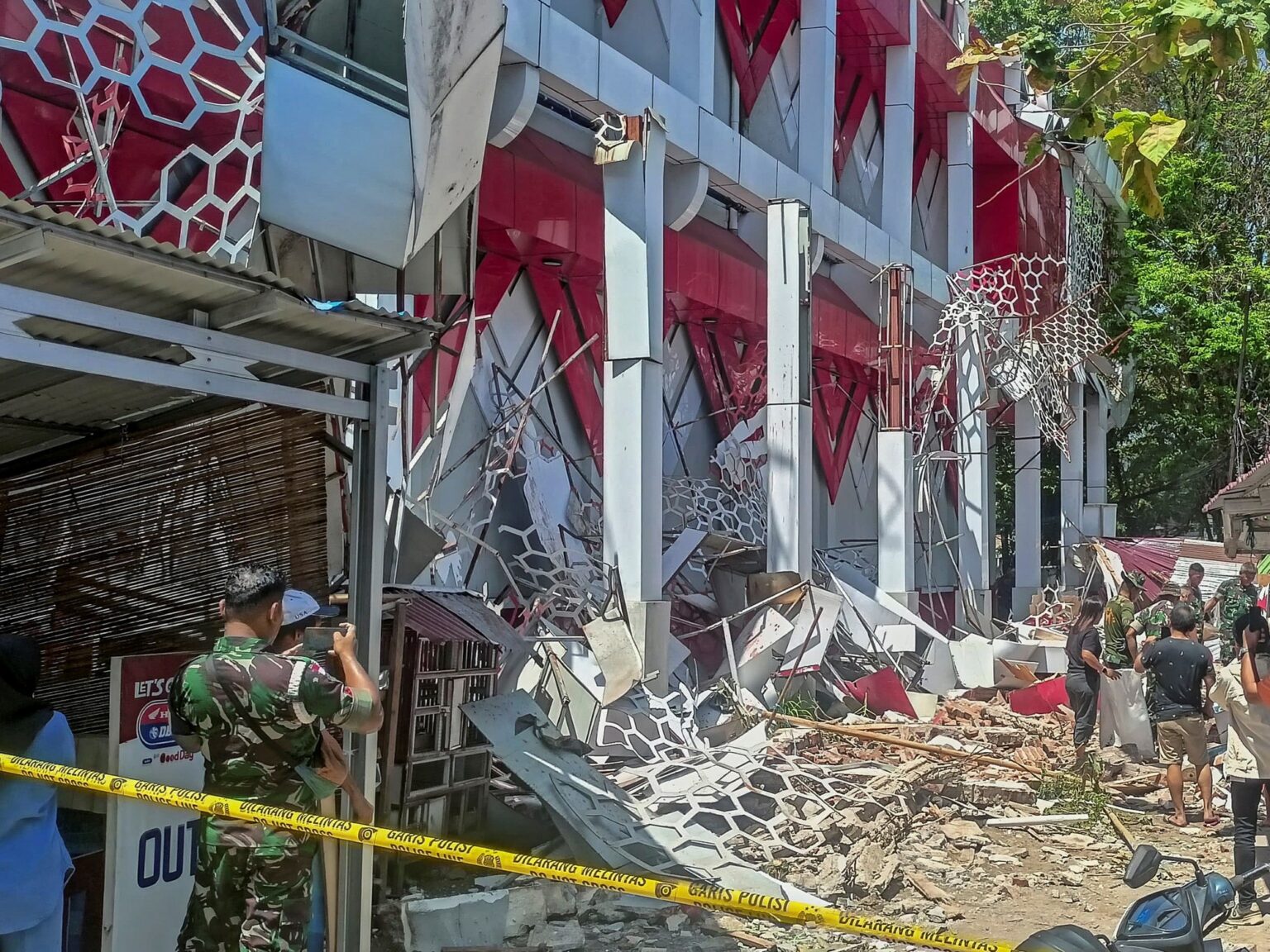 Así se vivió el potente terremoto en Indonesia que dejó al menos un muerto y activó una alerta de tsunami | FM Avenida
