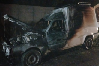 Bomberos sofocó el incendio de una camioneta en Lucio Mansilla | FM Avenida