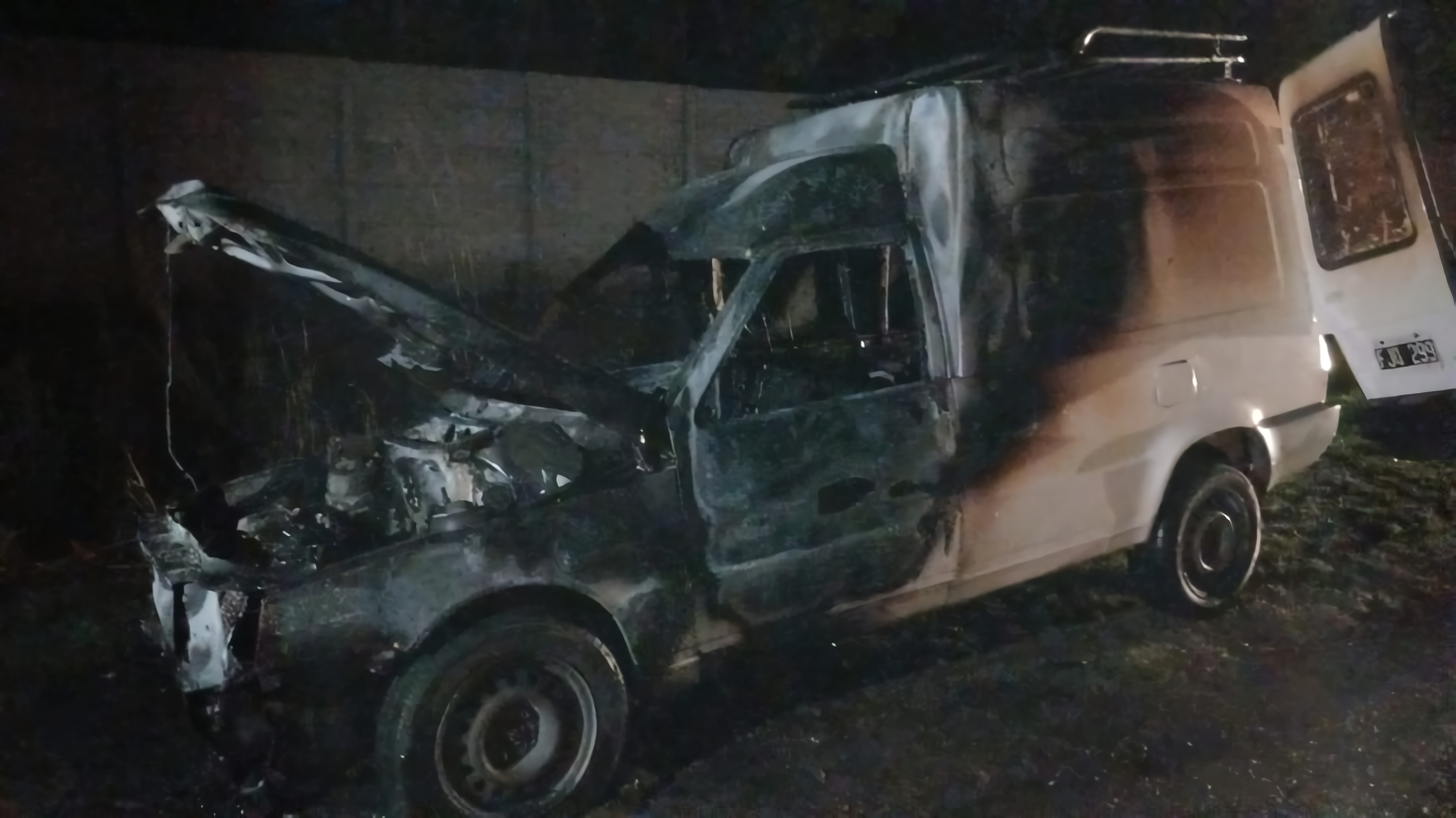 Bomberos sofocó el incendio de una camioneta en Lucio Mansilla | FM Avenida