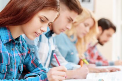 Buscan jóvenes para capacitarlos gratis en periodismo: qué ofrecen y cómo postularse | FM Avenida