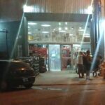 Choque entre un auto y una moto en una esquina muy transitada de la ciudad | FM Avenida