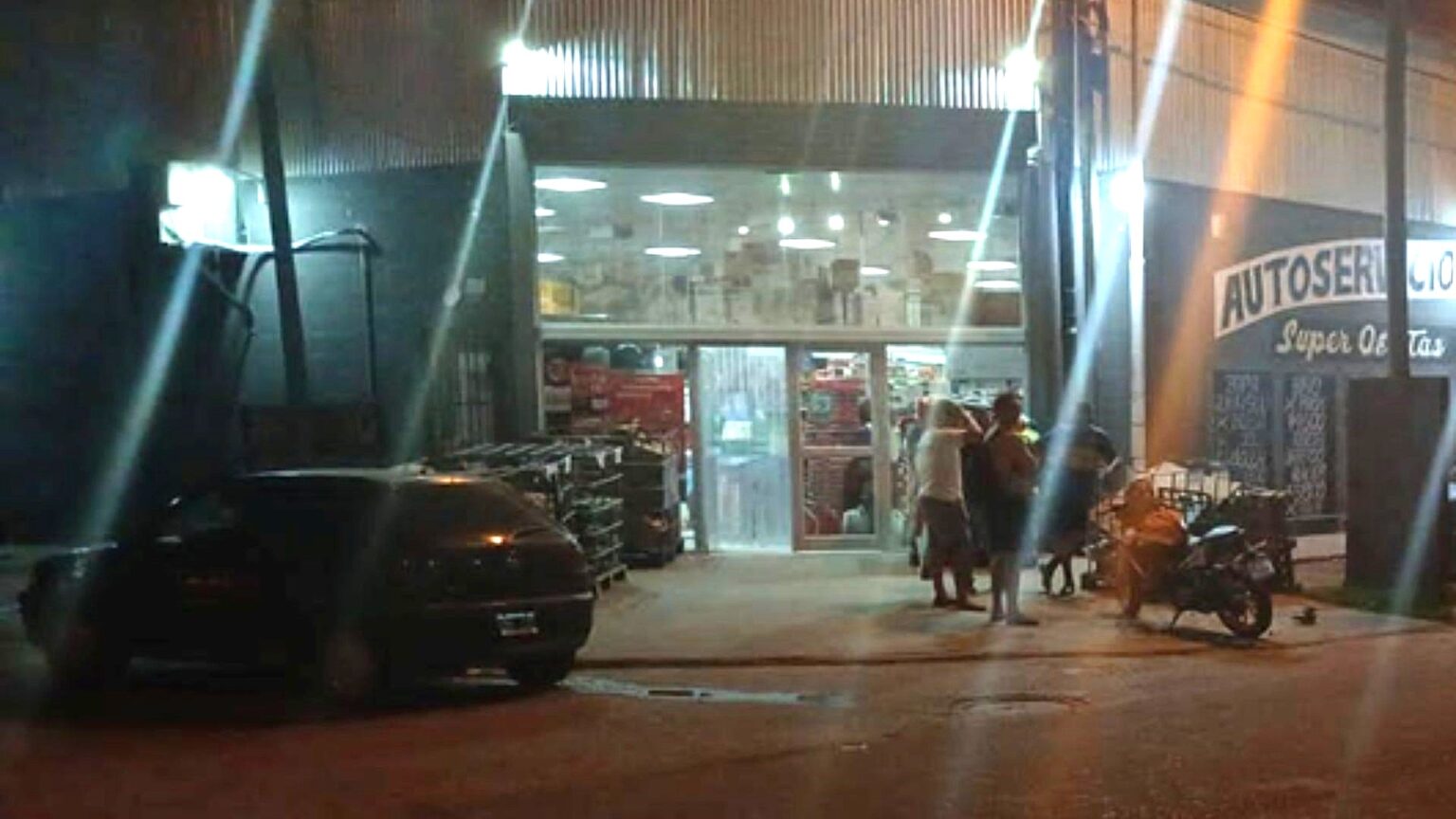 Choque entre un auto y una moto en una esquina muy transitada de la ciudad | FM Avenida