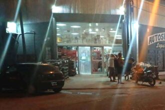 Choque entre un auto y una moto en una esquina muy transitada de la ciudad | FM Avenida