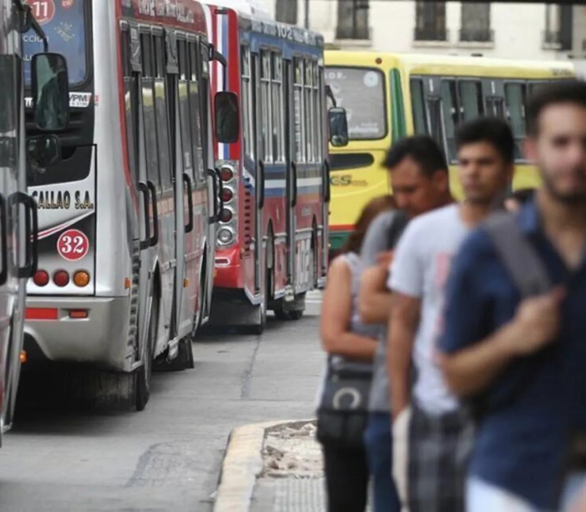 Colectivos del AMBA más caros, pero con menos frecuencias por aumento del combustible | FM Avenida