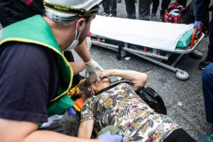 Confirmaron el procesamiento de un policía federal por empujar a una mujer de 82 años en una marcha de los jubilados | FM Avenida