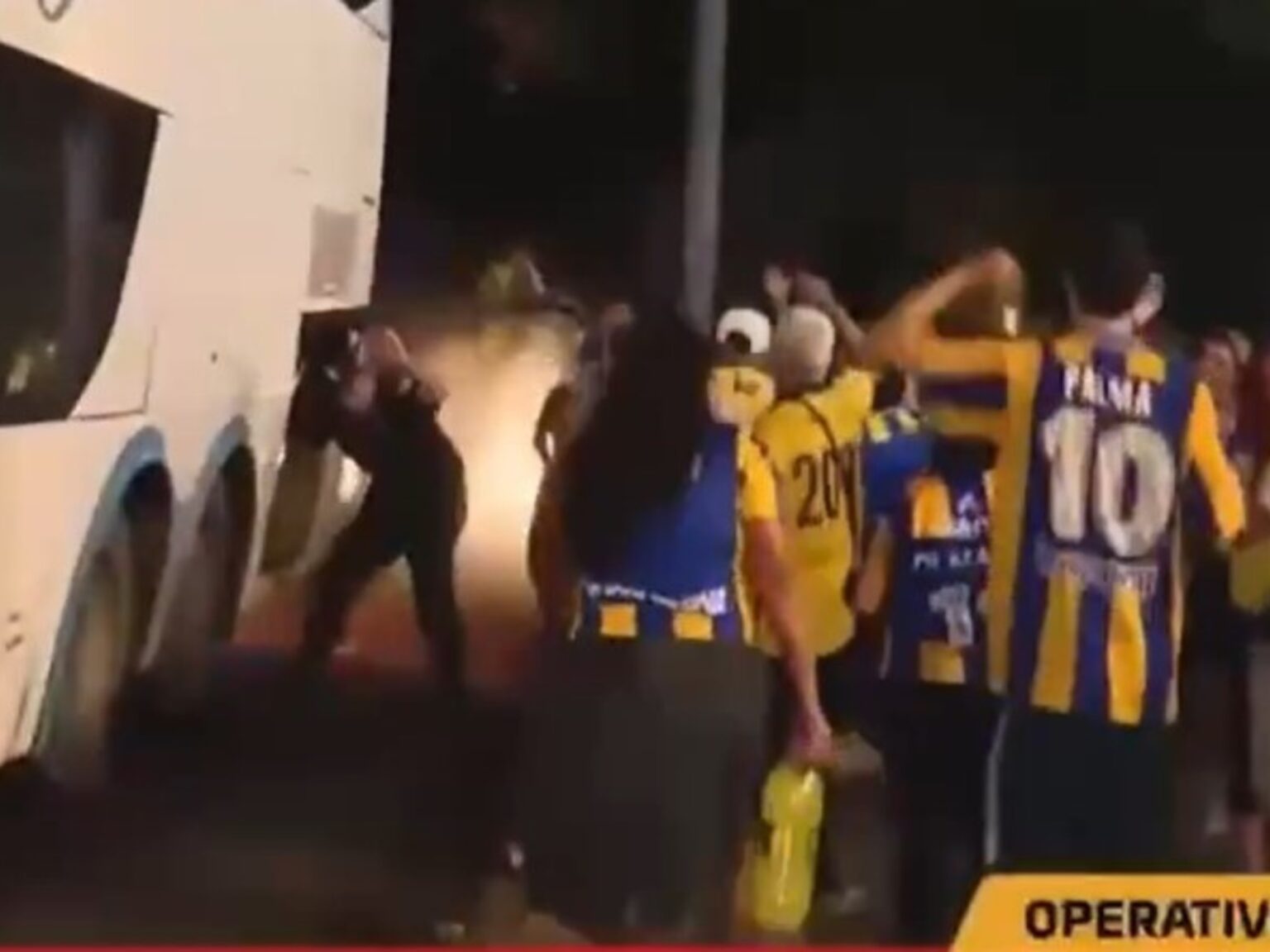 Copa Libertadores: a los hinchas de Central se les quedó el micro y ovacionaron al policía paraguayo que se los arregló | FM Avenida