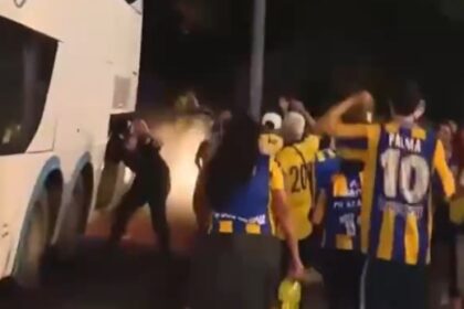 Copa Libertadores: a los hinchas de Central se les quedó el micro y ovacionaron al policía paraguayo que se los arregló | FM Avenida