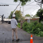 Corte de luz en Villa Igoillo luego de que un colectivo enganchara cables y tirara postes | FM Avenida