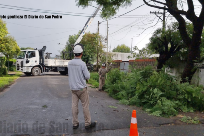 Corte de luz en Villa Igoillo luego de que un colectivo enganchara cables y tirara postes | FM Avenida