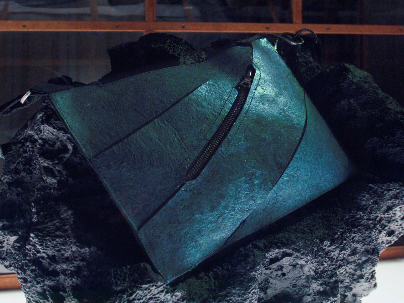 Crearon un bolso de lujo con proteína reconstruida del dinosaurio T-Rex | FM Avenida