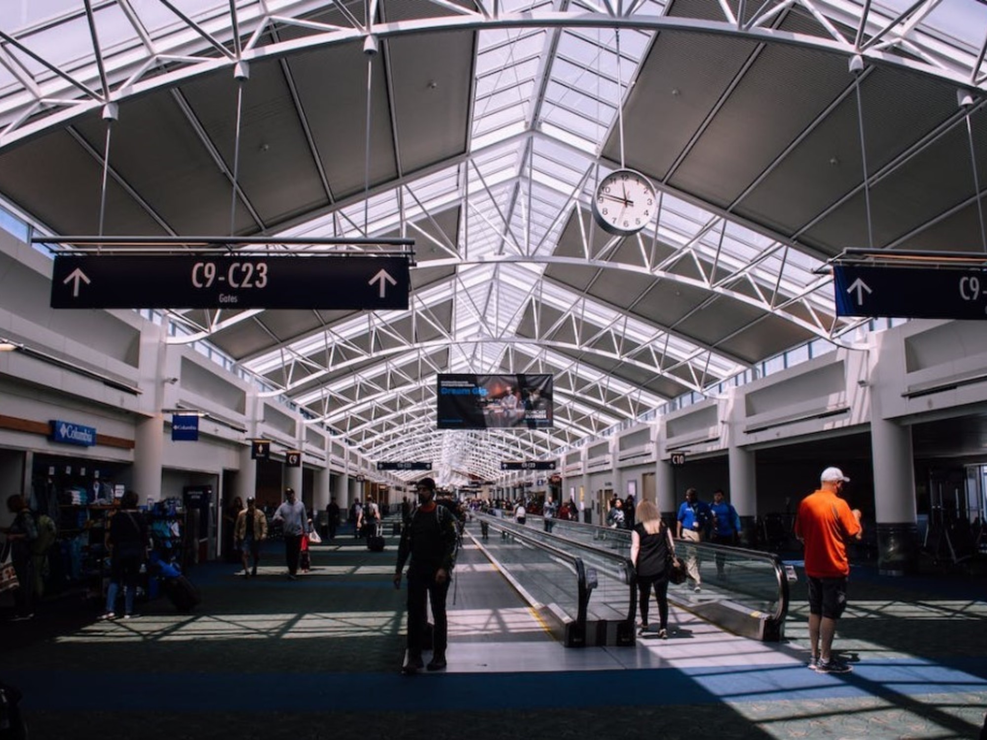 Cuánto gana un empleado de turismo en abril de 2026 y cómo se compone el sueldo | FM Avenida