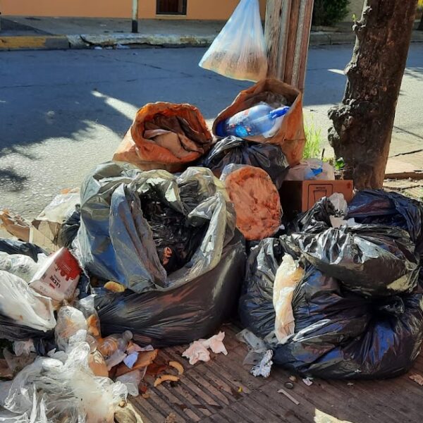 Cuatro días sin recolección de residuos: hoy se realiza una audiencia de conciliación entre Ashira, trabajadores y Municipio | FM Avenida