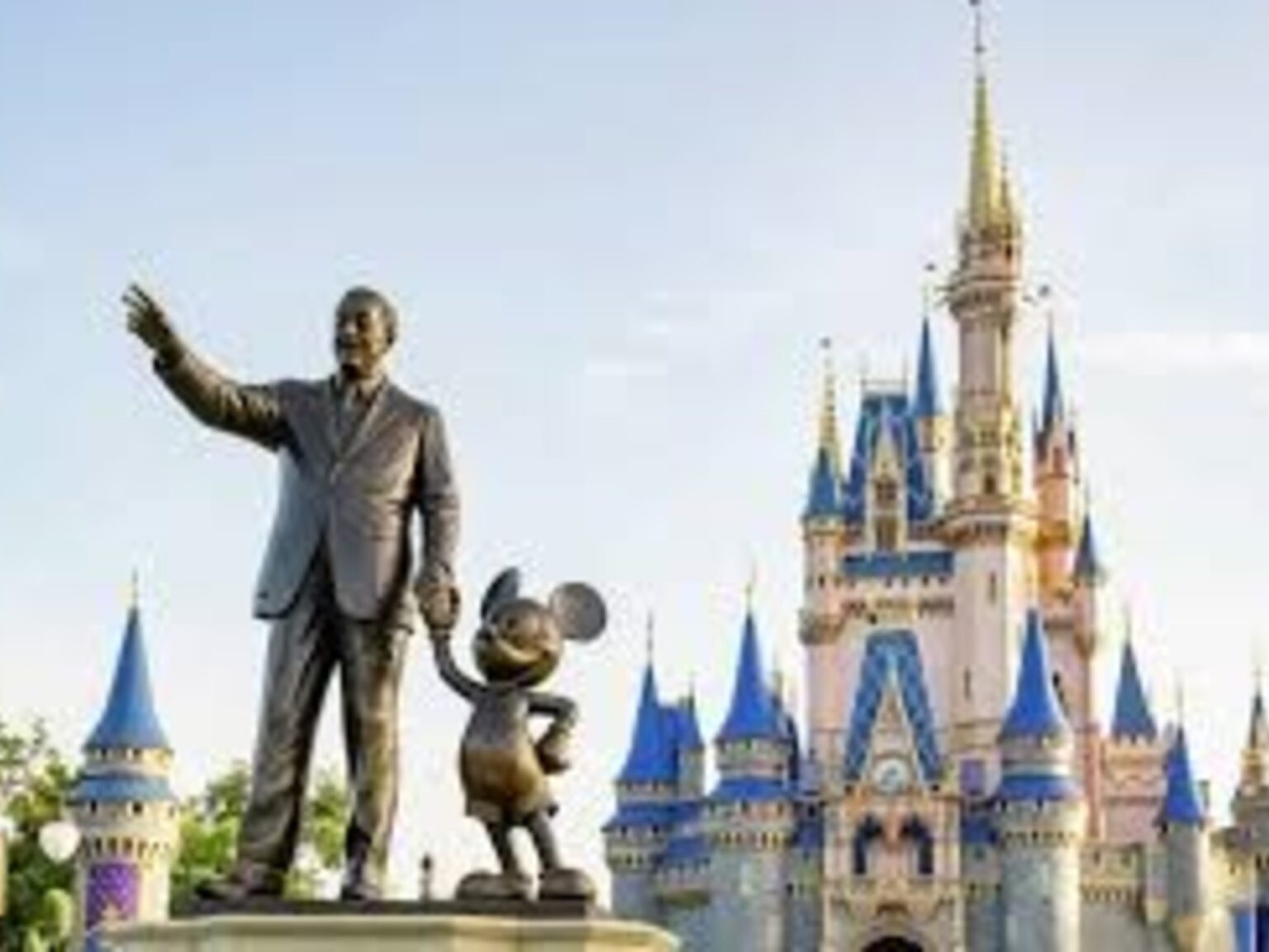 Disney actualiza su código de vestimenta y advierte que puede expulsar a quienes no cumplan | FM Avenida