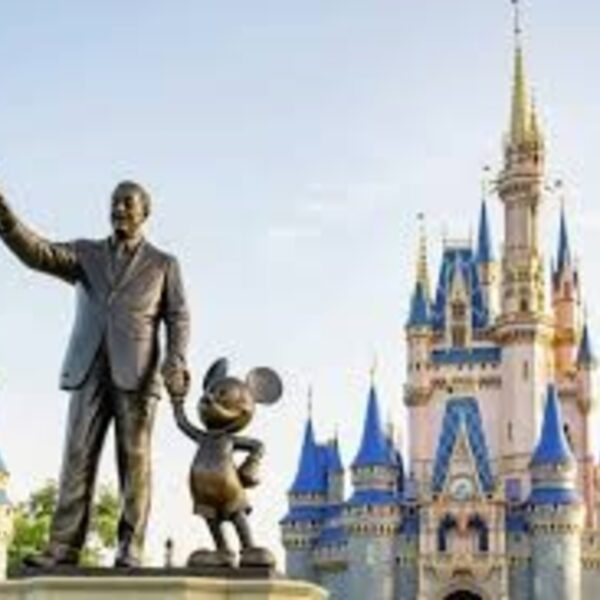 Disney actualiza su código de vestimenta y advierte que puede expulsar a quienes no cumplan | FM Avenida