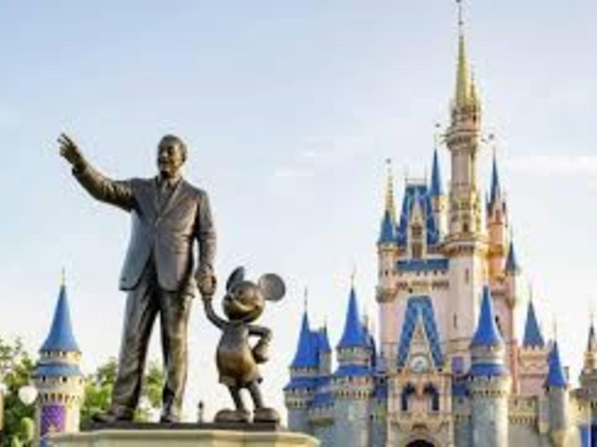 Disney actualiza su código de vestimenta y advierte que puede expulsar a quienes no cumplan | FM Avenida