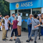 Docentes y estatales movilizan frente a ANSES reclamando la devolución de fondos que corresponden al IPS | FM Avenida