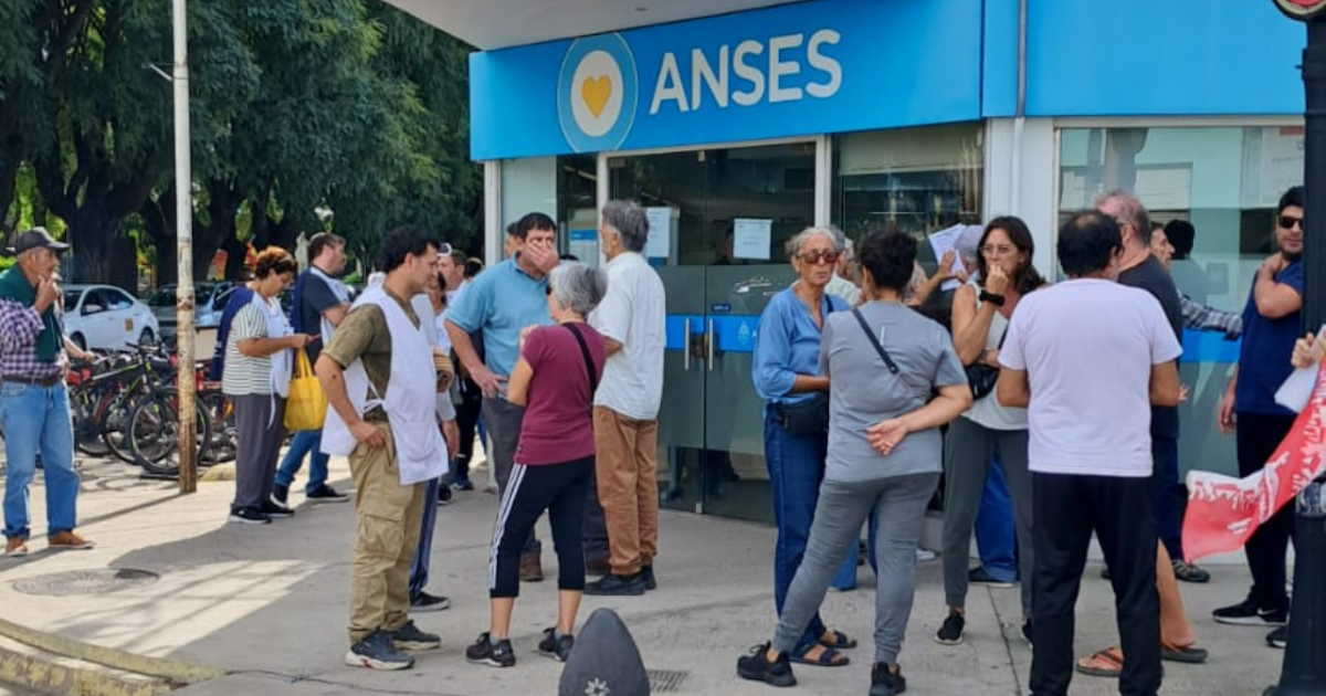 Docentes y estatales movilizan frente a ANSES reclamando la devolución de fondos que corresponden al IPS | FM Avenida
