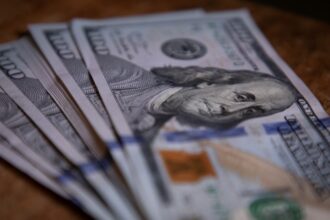 Dólar hoy y dólar blue, EN VIVO: a cuánto cotiza el oficial y cuál es el precio del paralelo este lunes 13 de abril, minuto a minuto | FM Avenida