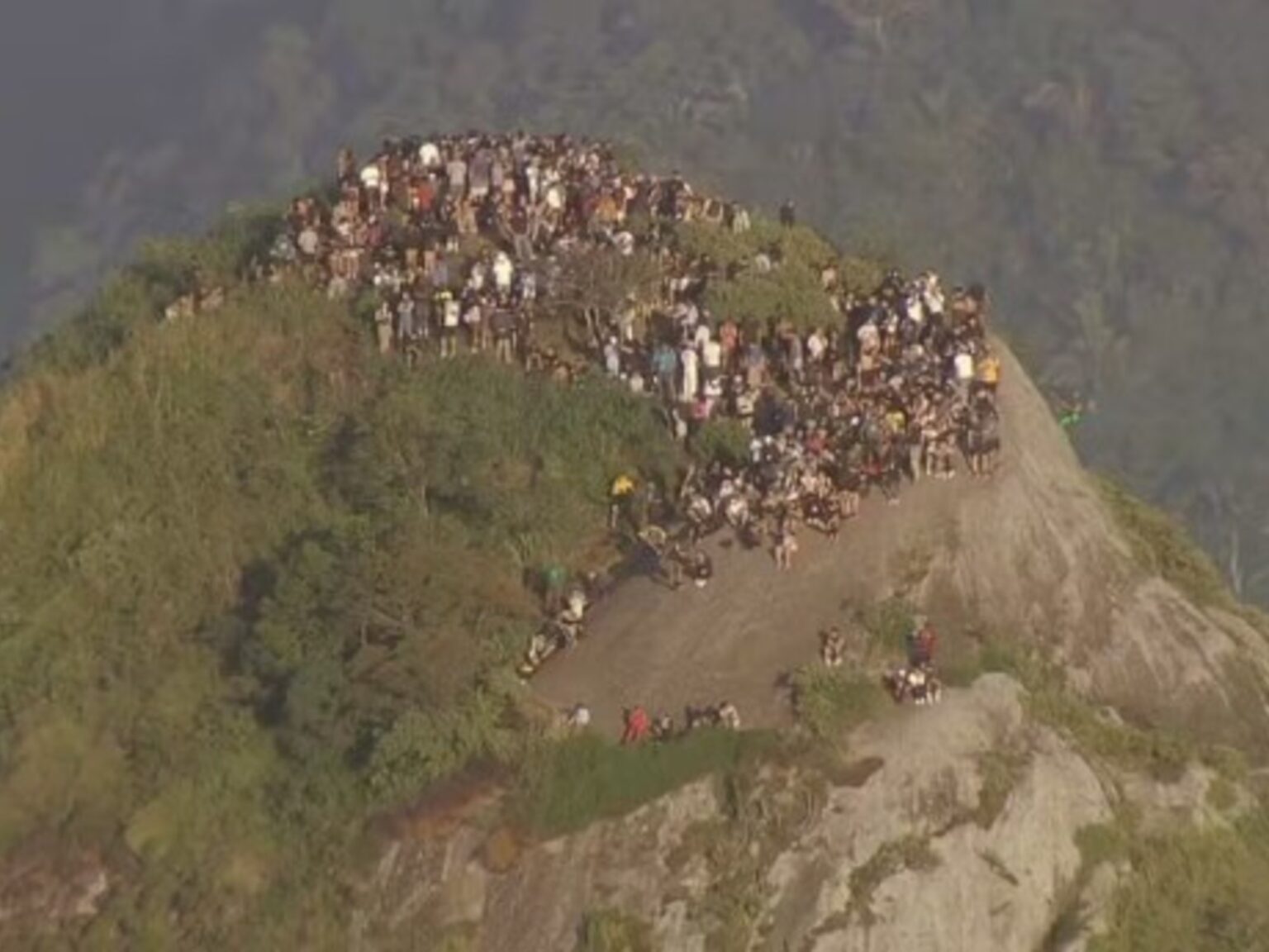 Doscientos turistas quedaron atrapados en una favela de Río de Janeiro en medio de un tiroteo entre la policía y el Comando Vermelho | FM Avenida