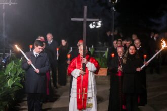 El Papa León XIV cargó la cruz en el Vía Crucis del Viernes Santo ante rezos contra las guerras y el abuso de poder | FM Avenida