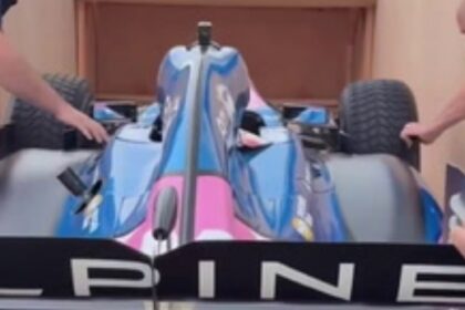 El auto de Fórmula 1 que manejará Franco Colapinto viaja rumbo a Buenos Aires en una caja: el video de Alpine con el delivery del E20 | FM Avenida