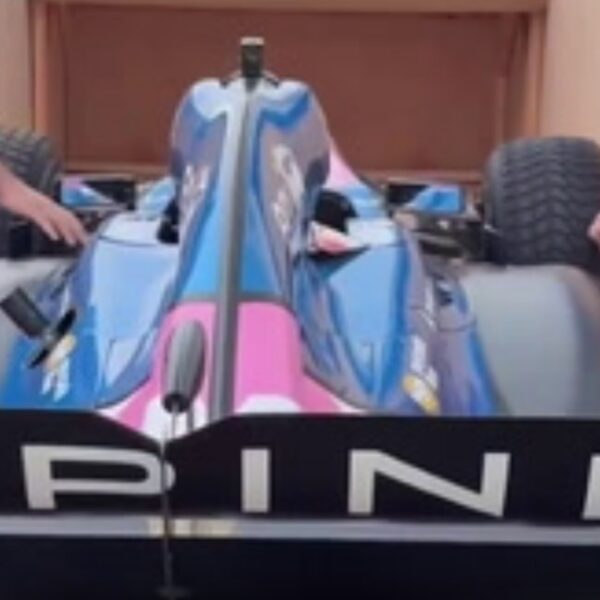 El auto de Fórmula 1 que manejará Franco Colapinto viaja rumbo a Buenos Aires en una caja: el video de Alpine con el delivery del E20 | FM Avenida