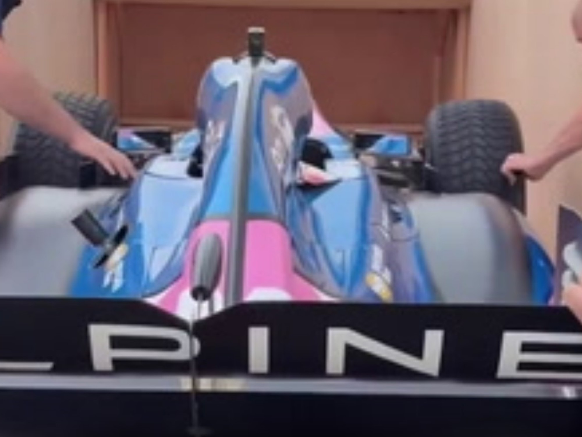 El auto de Fórmula 1 que manejará Franco Colapinto viaja rumbo a Buenos Aires en una caja: el video de Alpine con el delivery del E20 | FM Avenida