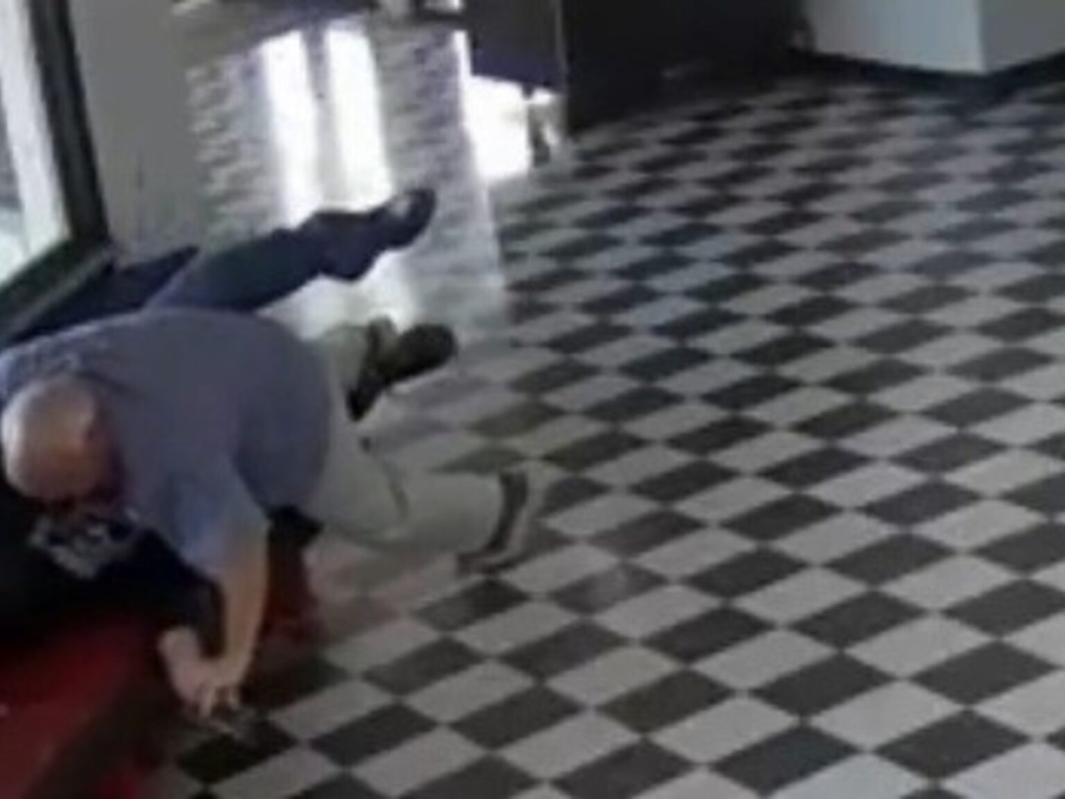 El director de una escuela de Oklahoma evitó una masacre: se abalanzó sobre un joven armado y frustró un ataque a los estudiantes | FM Avenida