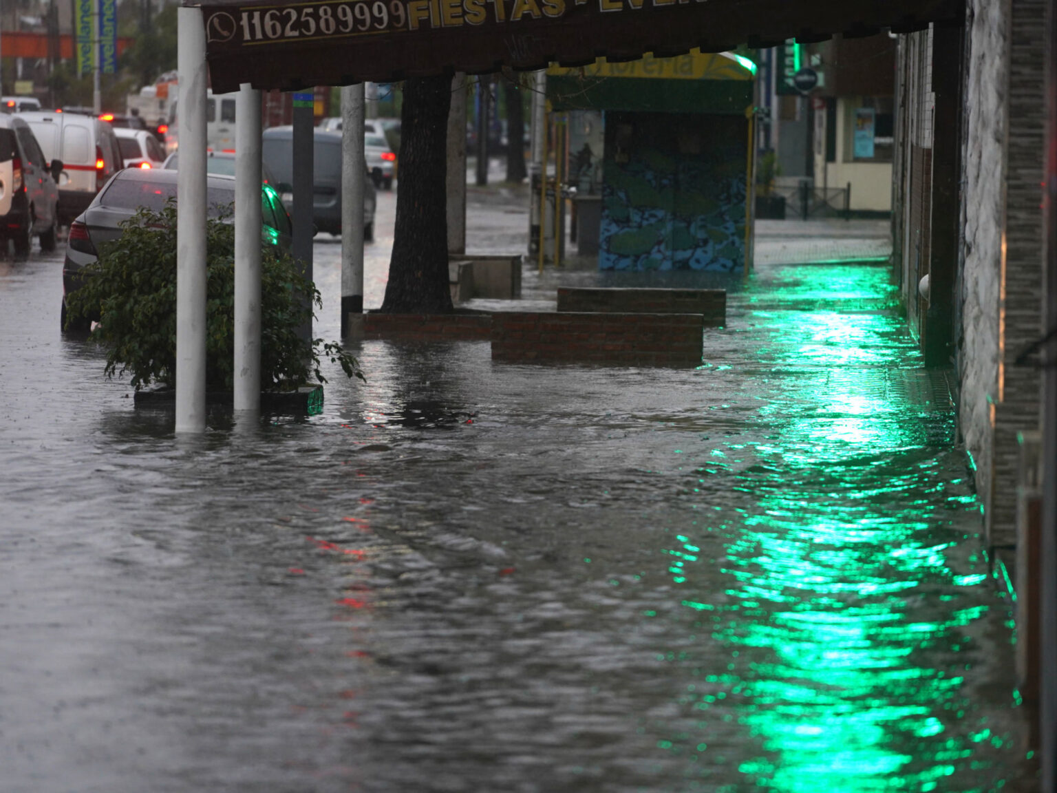 El temporal golpea fuerte en el AMBA: granizo, autos bajo el agua, caída de la temperatura y alertas para este sábado | FM Avenida