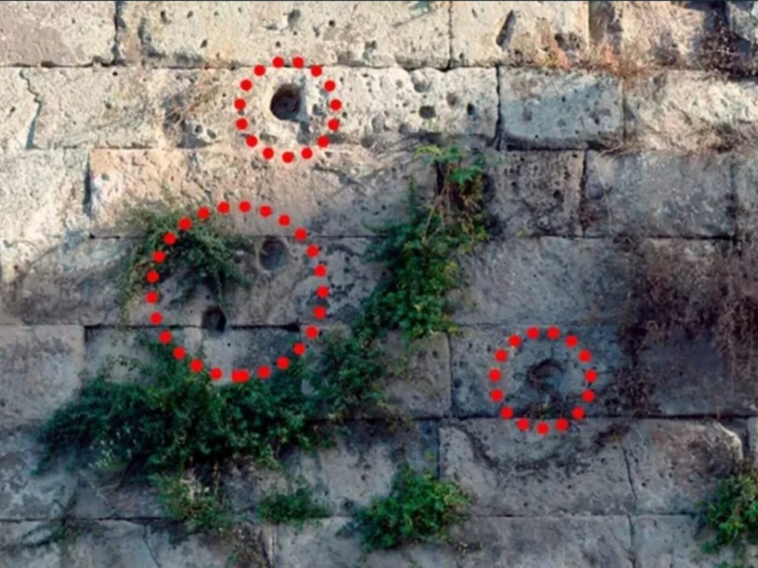 En los muros de Pompeya encontraron marcas del antepasado de la ametralladora | FM Avenida