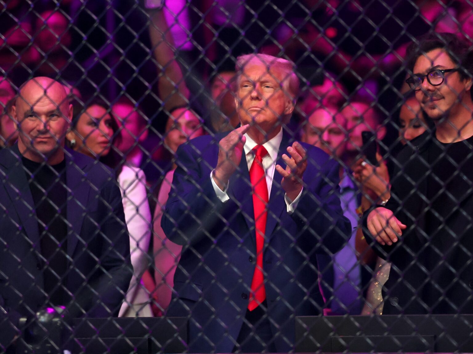 En medio de las negociaciones de paz con Irán, Donald Trump apareció en el lugar menos pensado | FM Avenida