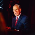 Es oficial: Greg Abbott elimina impuestos para franquicias y empresas de investigación en Texas con la firma de una ley clave en su reforma fiscal | FM Avenida