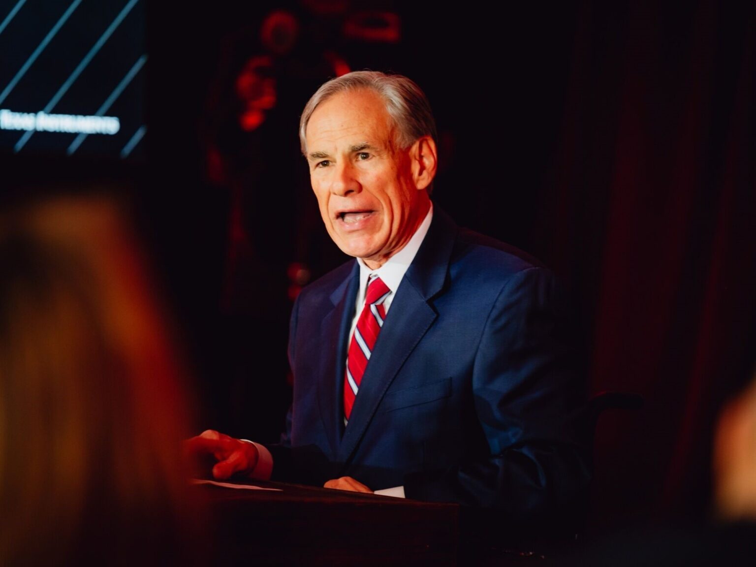 Es oficial: Greg Abbott elimina impuestos para franquicias y empresas de investigación en Texas con la firma de una ley clave en su reforma fiscal | FM Avenida