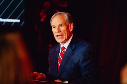 Es oficial: Greg Abbott elimina impuestos para franquicias y empresas de investigación en Texas con la firma de una ley clave en su reforma fiscal | FM Avenida